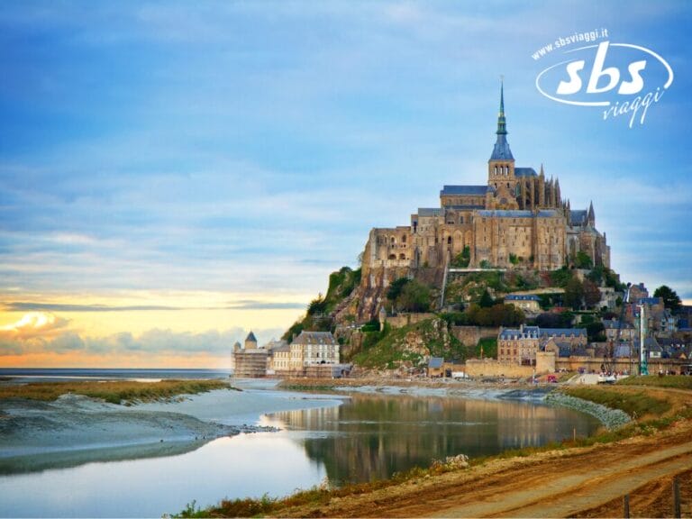 Mont Saint-Michel, come una bozza automatica, si erge fiero sulla sua isola rocciosa con una maestosa abbazia, circondata da acque scintillanti sotto un cielo nuvoloso. Un sentiero sabbioso conduce con grazia a questa meraviglia architettonica.