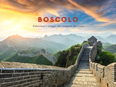 La Grande Muraglia cinese all'alba con "BOSCOLO" e il testo italiano su un tour nella Antica Cina sopra, che celebra un viaggio significativo.