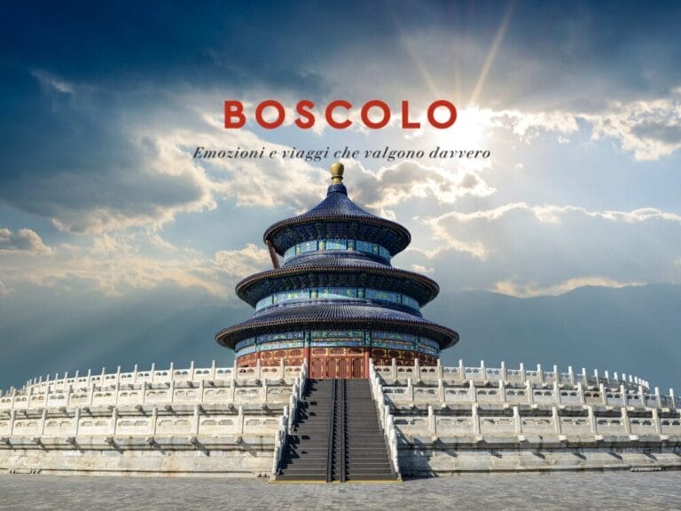 Tempio del Paradiso a Pechino inondato dai raggi del sole, con il testo "BOSCOLO Emozioni e viaggi che valgono davvero". Scopri il Celeste Impero con un Tour Cina indimenticabile.