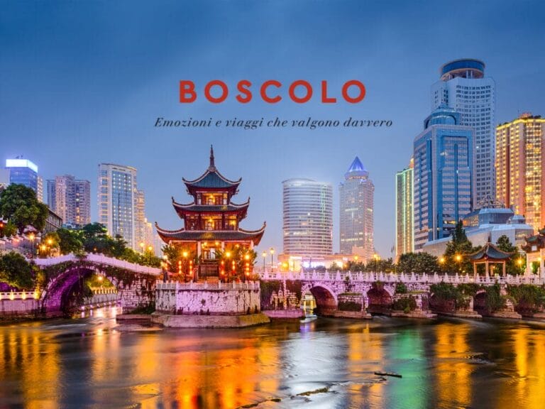 Una pagoda e un ponte tradizionali con moderni grattacieli cittadini al tramonto, che fondono lo spirito della Cina fantastica nel testo sovrapposto di un annuncio di viaggio Boscolo.