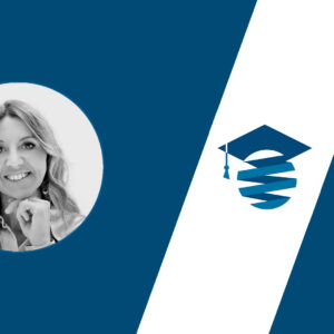 Foto in bianco e nero di una donna sorridente in una cornice rotonda a sinistra e un'icona stilizzata di un cappello di laurea blu a destra, su uno sfondo blu e bianco.