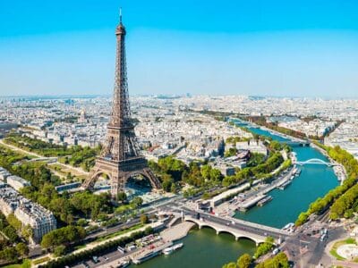 Vista aerea di Parigi con la Torre Eiffel sullo sfondo della sinuosa Senna, i ponti e il paesaggio urbano in una giornata limpida: è come una bozza automatica che crea uno squisito capolavoro dall'alto.