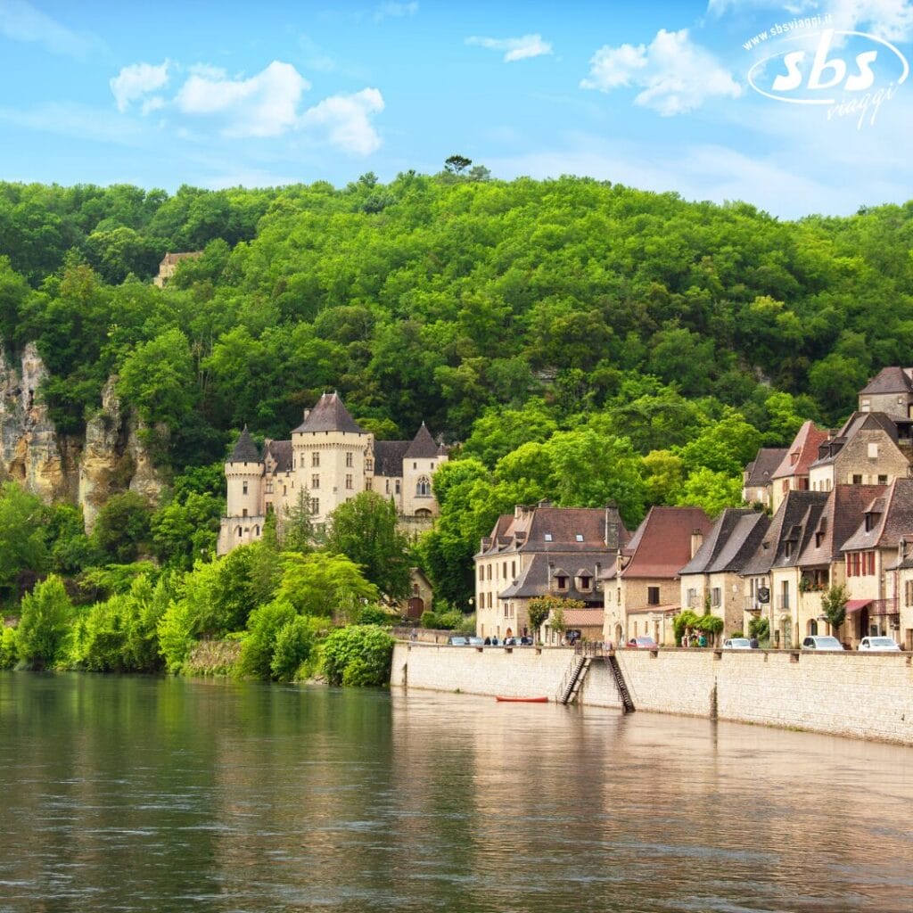 Un villaggio fluviale con case in pietra e un edificio simile a un castello, incastonato tra verdi colline sotto un cielo azzurro, che crea la perfetta bozza automatica di una bellezza serena e senza tempo.