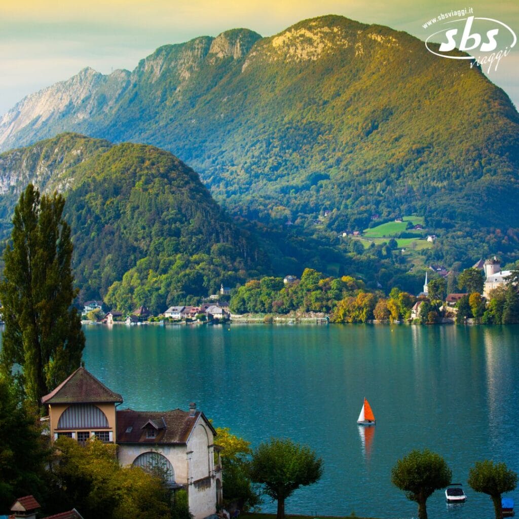 Situato nella pittoresca regione di Grande Sud-Ovest, questo panorama cattura un lago tranquillo circondato da lussureggianti colline verdi, con una pittoresca barca a vela che scivola sulle sue acque e incantevoli case che punteggiano la costa di Francia.