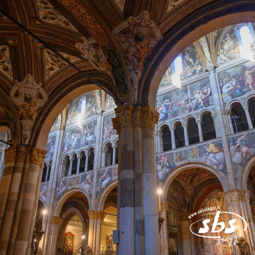 L'interno di questa cattedrale umbra sfoggia una grandiosità medievale con archi e colonne ornati, affreschi e intricate opere d'arte che adornano pareti e soffitti. La luce filtra attraverso grandi finestre, proiettando un bagliore celestiale nello spazio.
