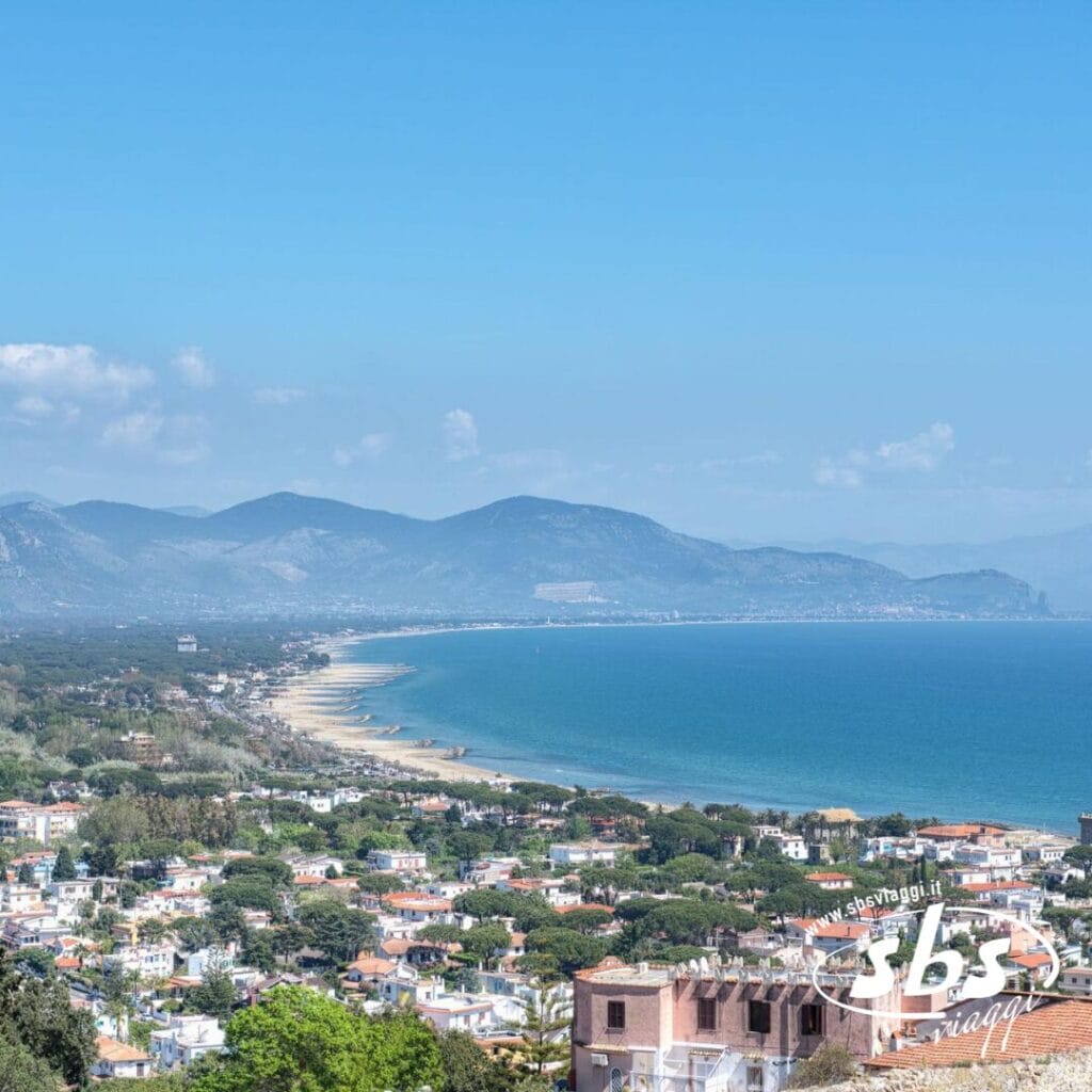 Adagiata sulla Riviera di Ulisse, questa città costiera con edifici bianchi è circondata da una vegetazione lussureggiante e dalle montagne. Offre viste mozzafiato, poiché si affaccia su una spiaggia sabbiosa e sul mare blu scintillante sotto un cielo limpido.
