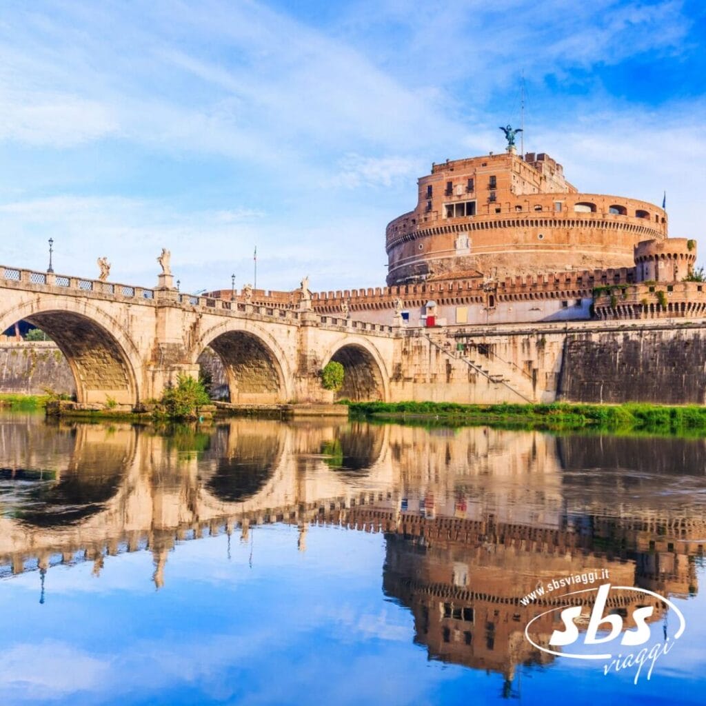 Castel Sant'Angelo e Ponte Sant'Angelo si riflettono magnificamente nel fiume Tevere sotto un limpido cielo azzurro, catturando il fascino senza tempo di Roma durante il tuo tour della Città Eterna.