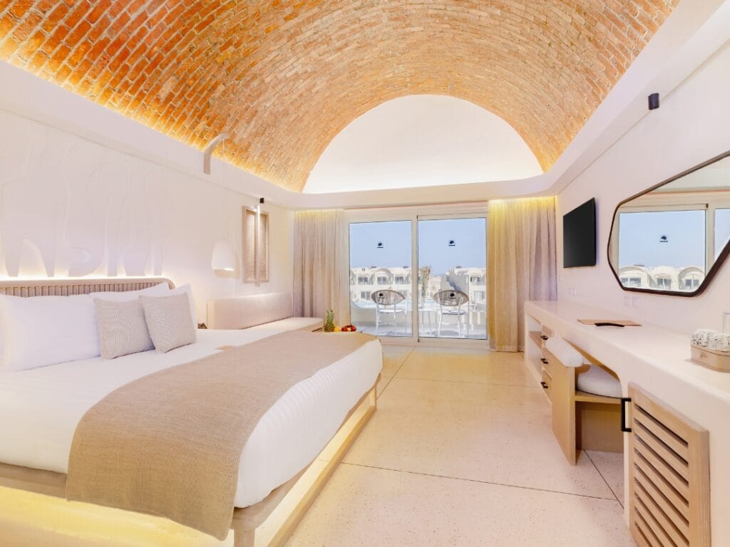 Al Sunrise Anjum Resort a 5 stelle, la tua camera d'albergo vanta un soffitto a volta in mattoni con un grande letto, una scrivania e porte scorrevoli che conducono a un balcone privato. L'arredamento fonde prevalentemente toni bianchi con accenti neutri e arredi moderni per un'esperienza di resort di lusso squisita.