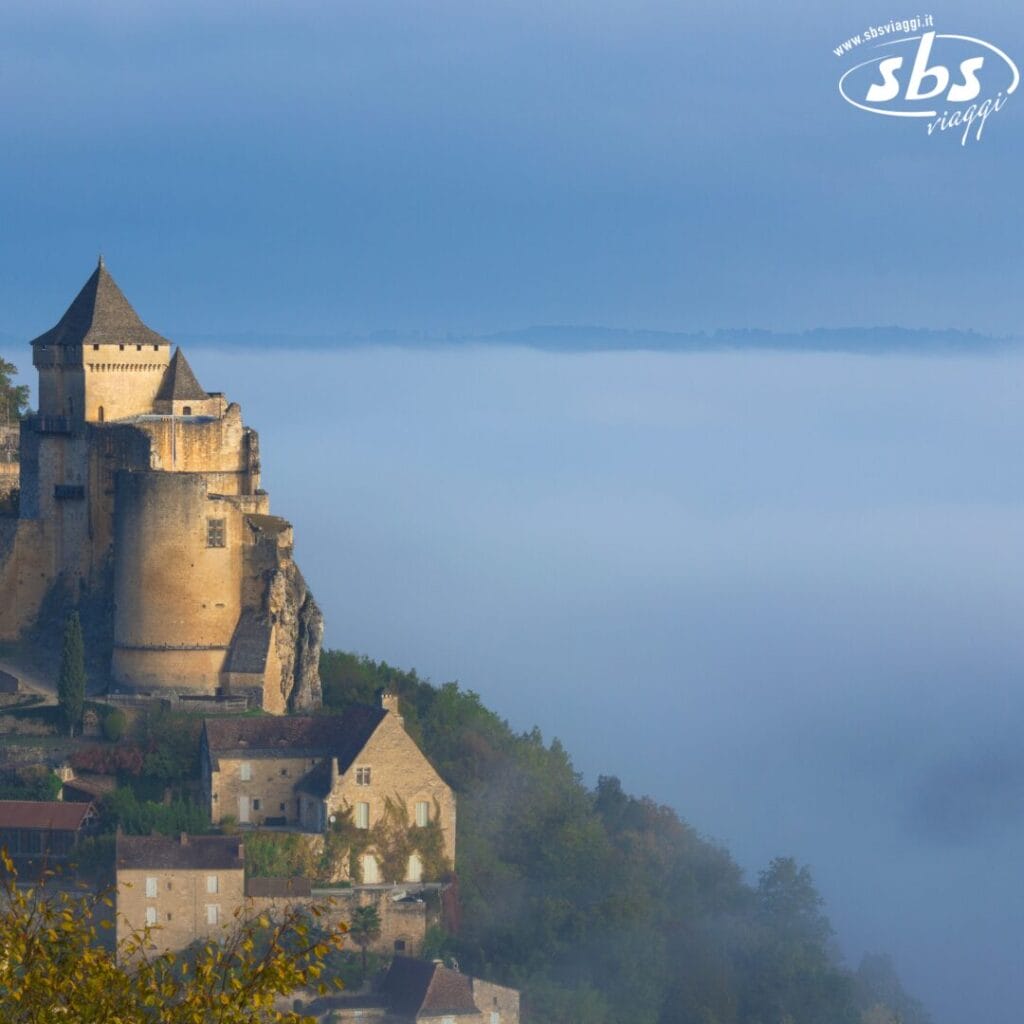 Arroccato maestosamente in cima alla collina, il castello domina un paesaggio avvolto nella nebbia mattutina, con solo poche case che spuntano in basso: una scena così incantevole che sembra creata da una bozza automatica.