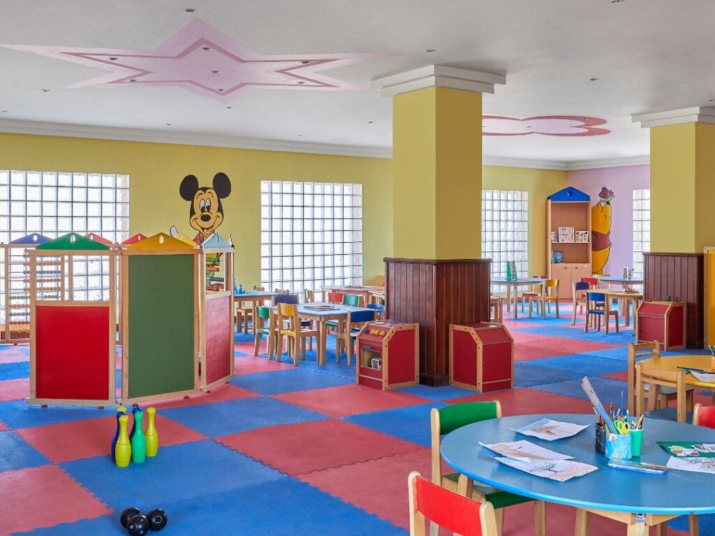 La sala giochi per bambini dai colori vivaci del Jaz Grand Marsa offre una deliziosa evasione, con giocattoli, tavolini e sedie su un pavimento a scacchi rossi e blu. Con decorazioni di personaggi dei cartoni animati che adornano le pareti e grandi finestre, è un paradiso a 5 stelle per i giovani ospiti.