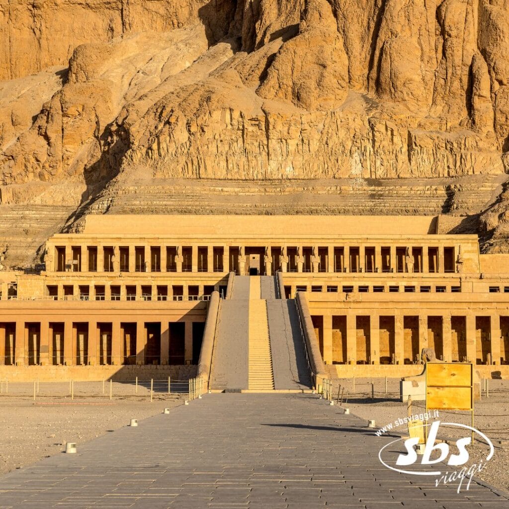 Il tempio funerario di Hatshepsut nell'Antico Egitto è caratterizzato da grandi terrazze colonnate costruite sul fianco di una scogliera desertica, illuminate dalla luce del sole: una tappa obbligata durante ogni Crociera sul Nilo.