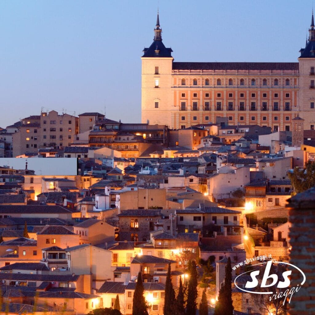 Vivi la meraviglia di una vista serale mozzafiato in questa città storica, dove un imponente edificio illuminato si erge tra tetti fitti, che ricordano la Spagna Medievale. Perfetto per il tuo prossimo tour.