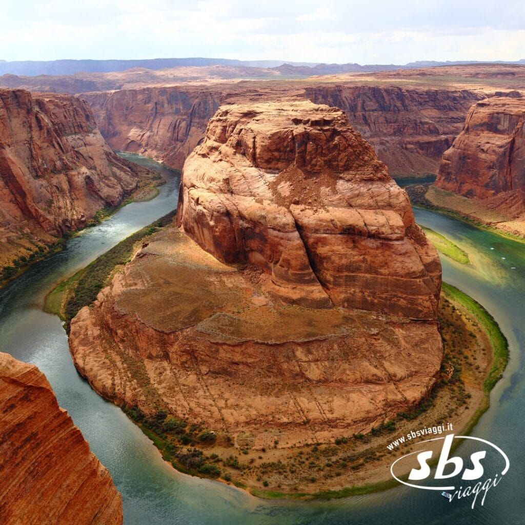 Vista aerea di Horseshoe Bend, un'ansa curva del fiume Colorado circondata da ripide scogliere di roccia rossa in un paesaggio desertico: un punto di riferimento imprescindibile del 1924 lontano dal trambusto di Los Angeles.