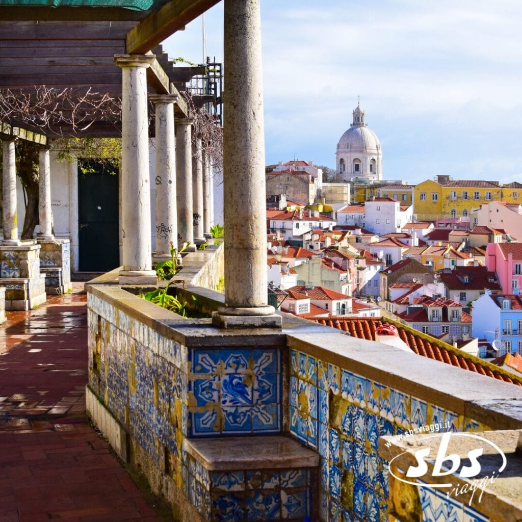 Godetevi una vista mozzafiato dalla terrazza piastrellata colorata di Lisbona, dai tetti della città e dalla cupola del Pantheon Nazionale in lontananza, una scena iconica di qualsiasi tour di Portogallo Autentico.
