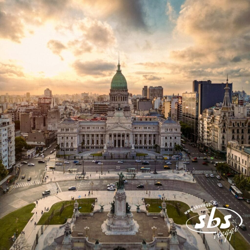 Vista aerea del palazzo del Congresso Nazionale Argentino a Buenos Aires al tramonto, che cattura il vivace paesaggio urbano: l'ispirazione perfetta per il tuo prossimo tour in Sudamerica, attraverso l'Argentina e oltre.