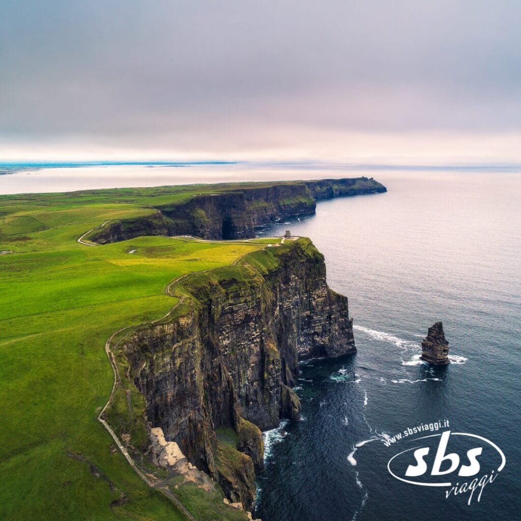 Vista aerea delle scogliere di Moher in Irlanda, con scogliere spettacolari, erba verde e l'oceano Atlantico sotto il suggestivo Cieli d'Irlanda.