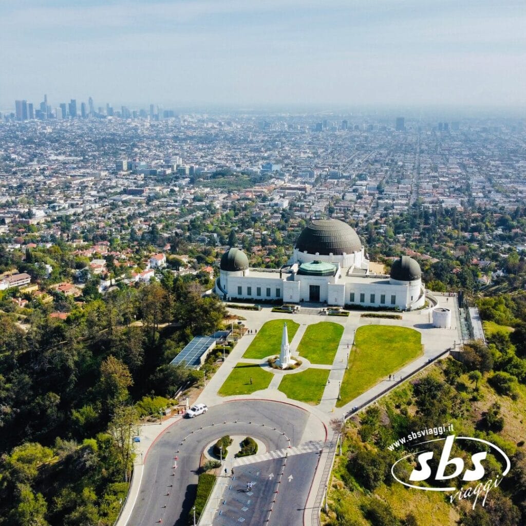 Vista aerea del Griffith Observatory di Los Angeles, con lo skyline della città visibile sullo sfondo nelle giornate limpide. Questo luogo iconico veglia su Los Angeles dal 1924, unendo storia e paesaggi mozzafiato.