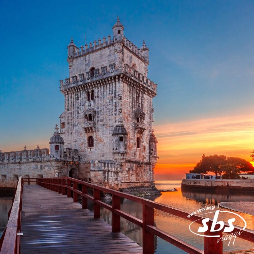 Al tramonto, una torre in pietra con merli si erge sull'acqua, collegata da una passerella in legno; sullo sfondo si vedono alberi e cielo, evocando il fascino di un Tour Portogallo nei pressi di Santiago.