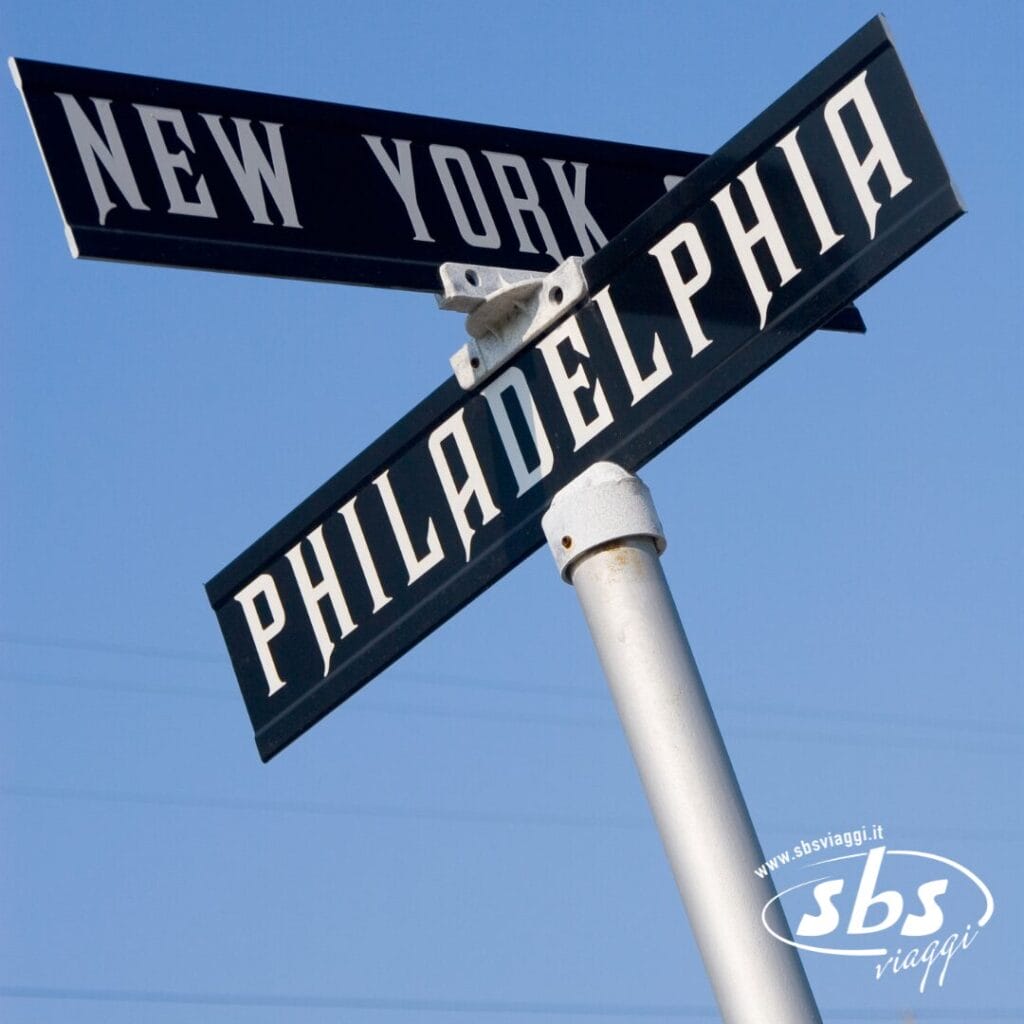 I cartelli stradali a un incrocio mostrano