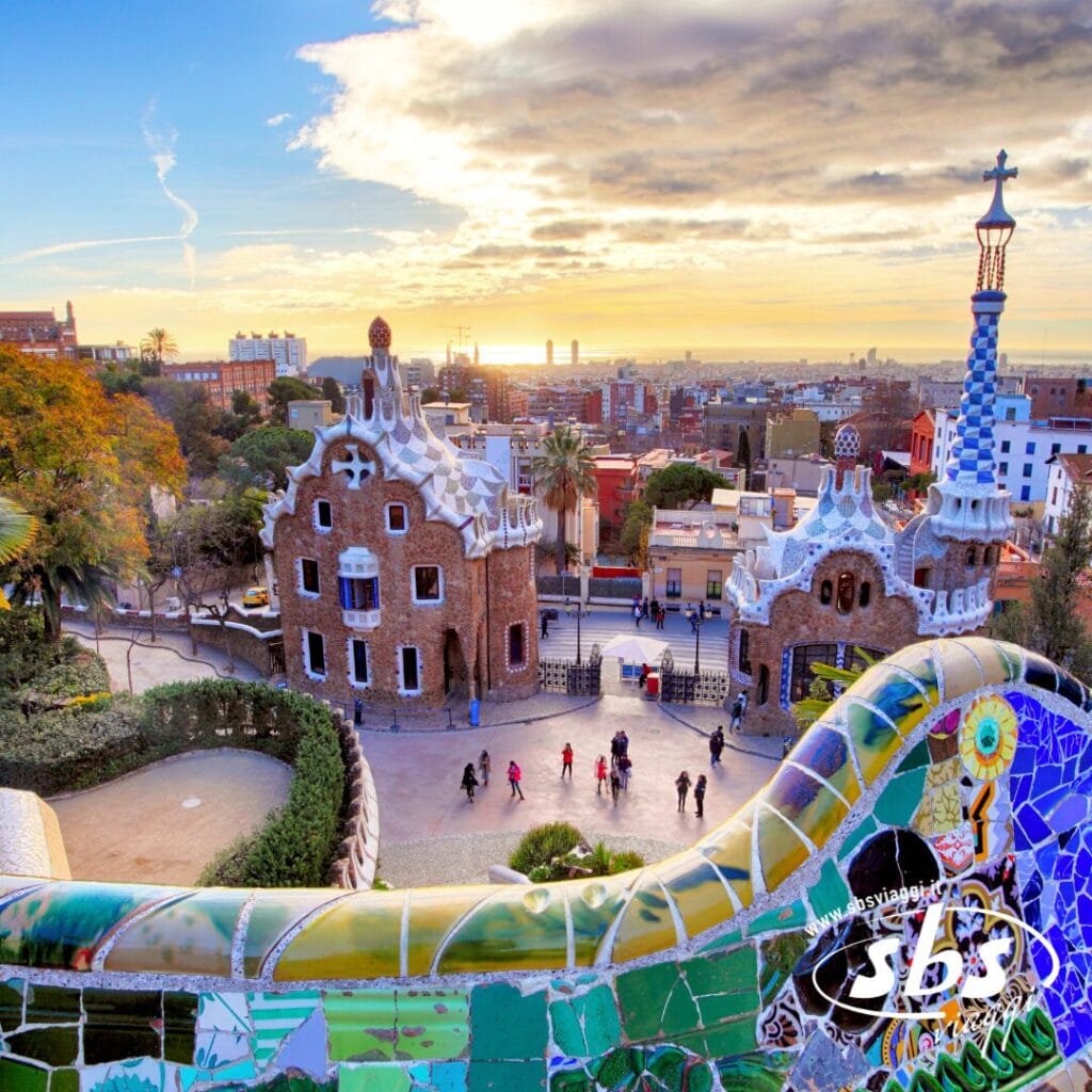 Scoprite la vibrante bellezza del Parco Güell di Barcellona, dove panchine colorate in mosaico e le meraviglie architettoniche di Gaudí incantano con il loro paesaggio urbano mozzafiato al tramonto. Perfetto per chi ama il trekking urbano alla scoperta delle meraviglie culturali.