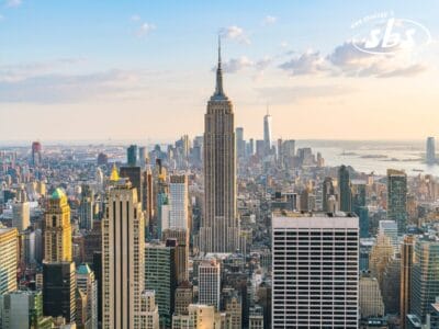 Vista aerea dello skyline di New York City con l'Empire State Building al centro, altri grattacieli e il fiume Hudson sullo sfondo: perfetta per chi programma un tour da Boston o dalle città vicine.