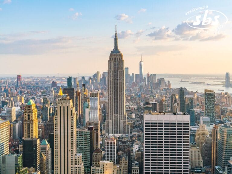 Vista aerea dello skyline di New York City con l'Empire State Building al centro, altri grattacieli e il fiume Hudson sullo sfondo: perfetta per chi programma un tour da Boston o dalle città vicine.