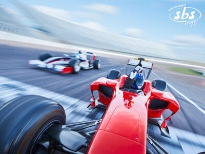 Due monoposto di Formula 1 sfrecciano lungo la pista in un susseguirsi di emozioni in pista, con una vettura in testa e un'altra che insegue sullo sfondo: uno scorcio elettrizzante dell'azione di gara in vista della stagione 2025.