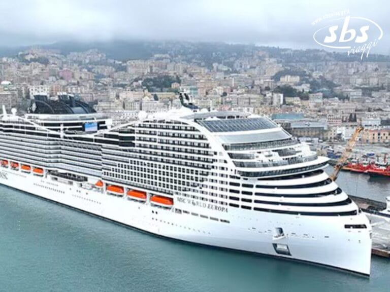 La grande nave da crociera bianca MSC, attraccata nel porto cittadino, è circondata da edifici, mentre le colline offrono uno sfondo mozzafiato, ideale per un'avventura di trekking urbano.
