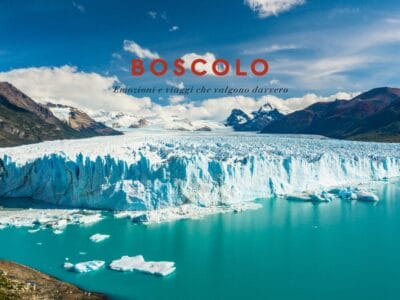 Un enorme ghiacciaio della Patagonia sfocia in acque turchesi sotto un cielo azzurro con montagne sullo sfondo; testo "BOSCOLO" sovrapposto.