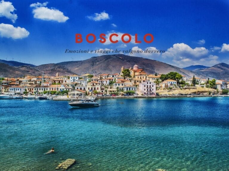 Colorata cittadina di mare con barche, montagne sullo sfondo e un nuotatore nel mare blu; il testo recita "BOSCOLO".