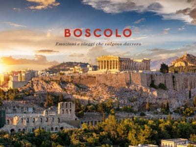 Acropoli di Atene al tramonto con il Partenone, sotto la scritta "BOSCOLO Emozioni e viaggi che valgono davvero". Vivi la magia della Grecia Classica con un Tour Classica indimenticabile.