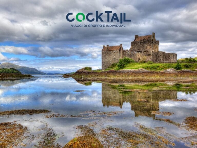 Castello in pietra presso un lago riflettente sotto un cielo nuvoloso, con sopra il testo "Cocktail Viaggi di Gruppo e Individuali" e "Tour Scozia: scopri le Orcadi".