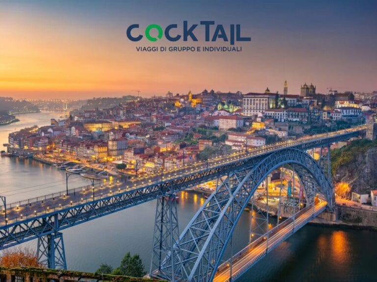 Vista di Porto al tramonto con il ponte Dom Luís I sul fiume Douro; in alto il logo del viaggio Cocktail. L'ispirazione perfetta per il vostro prossimo Viaggio Portogallo o per le vostre indimenticabili Vacanze Portogallo.