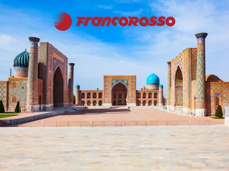 Antichi edifici colorati di Piazza Registan a Samarcanda, Uzbekistan (Terra di Tamerlano), con il logo Francorosso sopra.