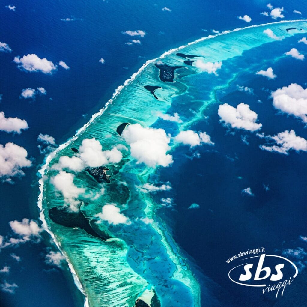 Vista aerea di uno splendido atollo delle Maldive circondato da acque turchesi e nuvole, con il logo 