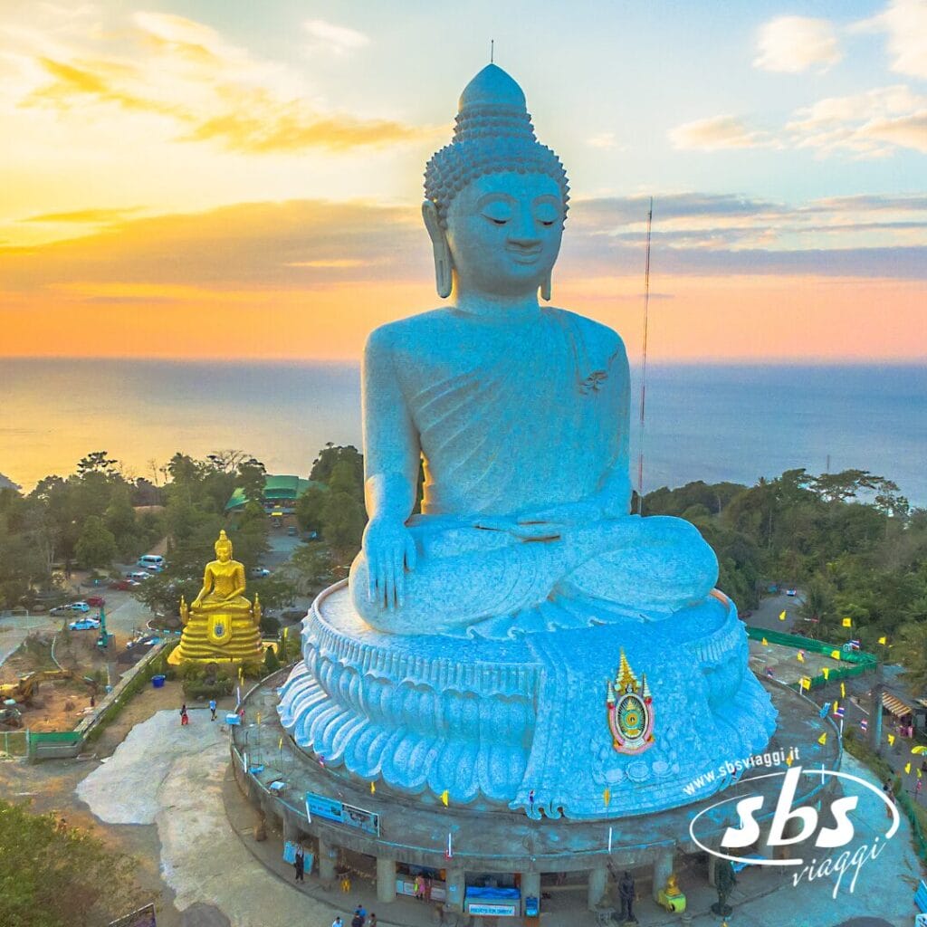 Vista aerea della statua del Grande Buddha a Phuket, Thailandia, al tramonto con il mare sullo sfondo, che cattura l'incantevole atmosfera della Thailandia Magica e la splendida Estensione Mare.