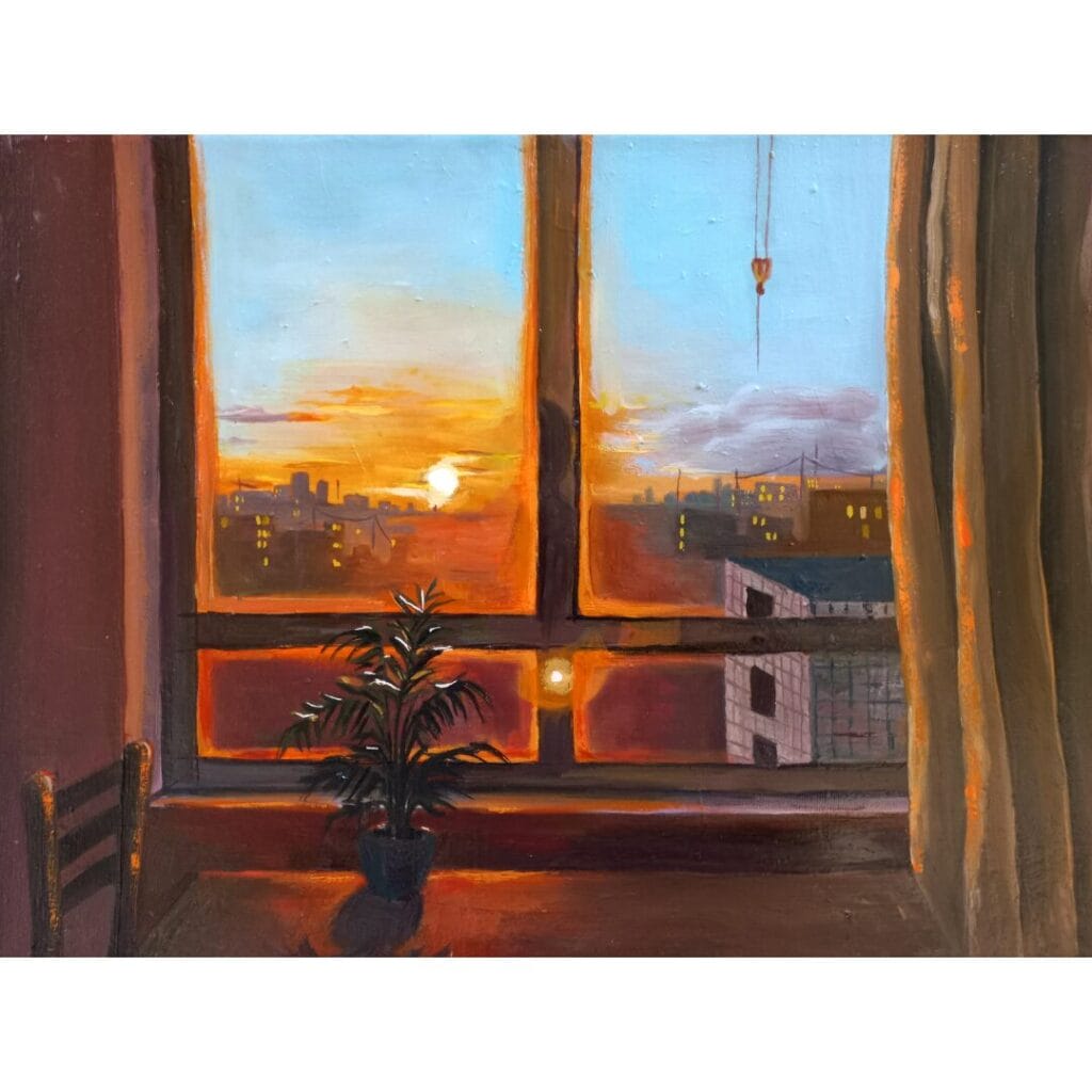 Vista di un tramonto urbano attraverso una finestra, con un cielo arancione, edifici ispirati alla Georgia o all'Armenia, un filo di luce appeso, una pianta in vaso sul davanzale, una sedia e tende tirate.