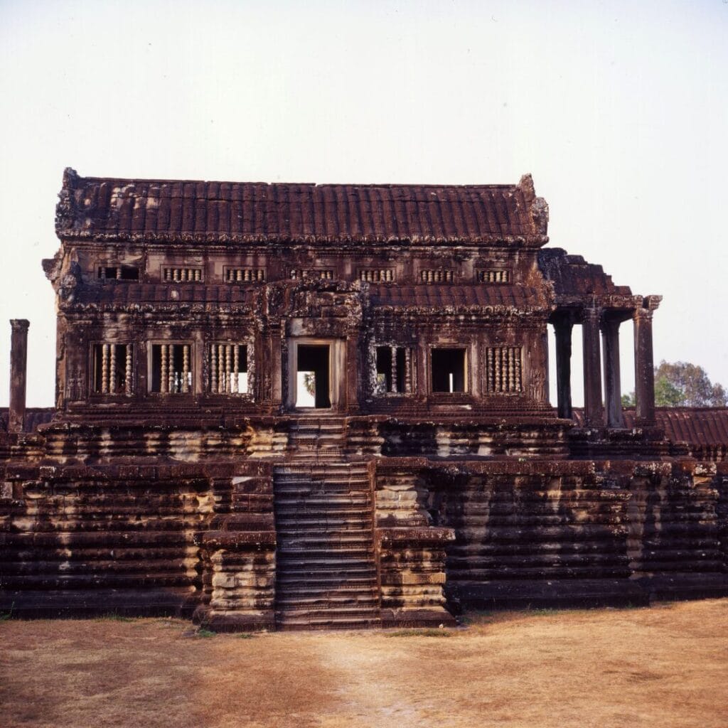 Un grande e antico edificio in pietra con incisioni elaborate e una scalinata che conduce all'ingresso: questo sito imponente è il momento clou di qualsiasi Cambogia Experience o Cambogia Tour attraverso lo storico complesso del tempio.