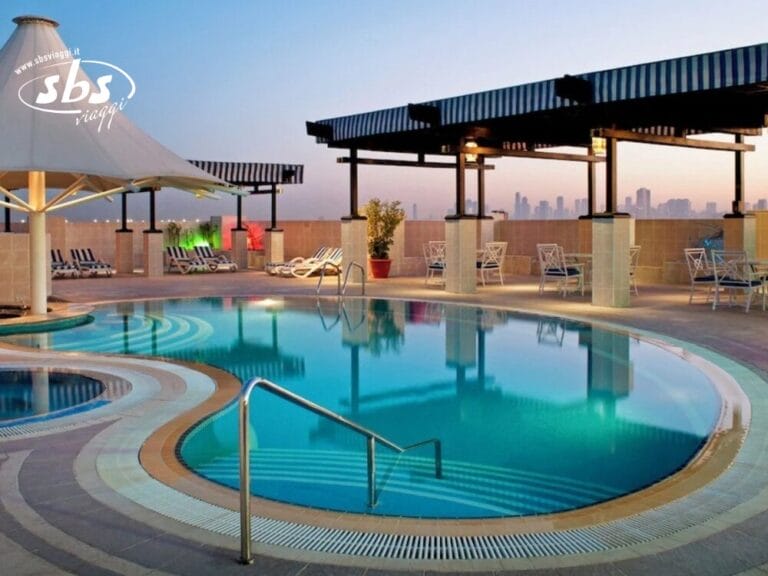 Piscina sul tetto con sedie a sdraio e skyline della città sullo sfondo al tramonto: un luogo ideale per rilassarsi al di sopra del trambusto cittadino o per godersi un momento di Bozza automatica.