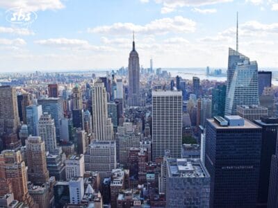 Vista aerea dello skyline di New York City a Settembre a New York, con l'Empire State Building e i grattacieli sotto un cielo parzialmente nuvoloso, perfetto da esplorare con un accompagnatore dall'Italia.