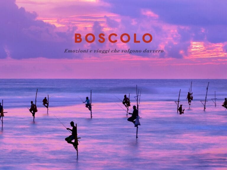 Sagome di persone che pescano su palafitte in mare al tramonto, con un cielo viola e rosa; la scritta recita "Boscolo". Uno sguardo al turismo autentico dello Sri Lanka.