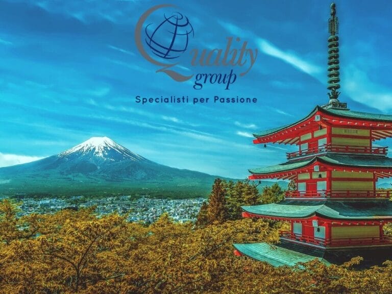 Pagoda giapponese con il monte Fuji sullo sfondo, evidenziato dai colori vivaci di Foliage 2025, con logo e slogan "Quality Group" sopra.