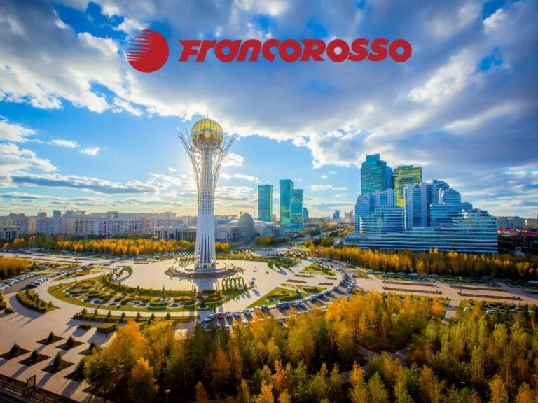 Vista della Torre Bayterek ad Astana, Kazakistan, con il logo Francorosso nel cielo sopra la città: l'ispirazione perfetta per la tua prossima avventura con il Tour Kazakistan.