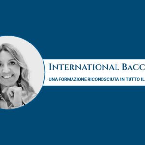 Una donna sorridente in una foto in bianco e nero è accanto al testo "International Baccalaureate" e "Una formazione riconosciuta in tutto il mondo" su uno sfondo blu.