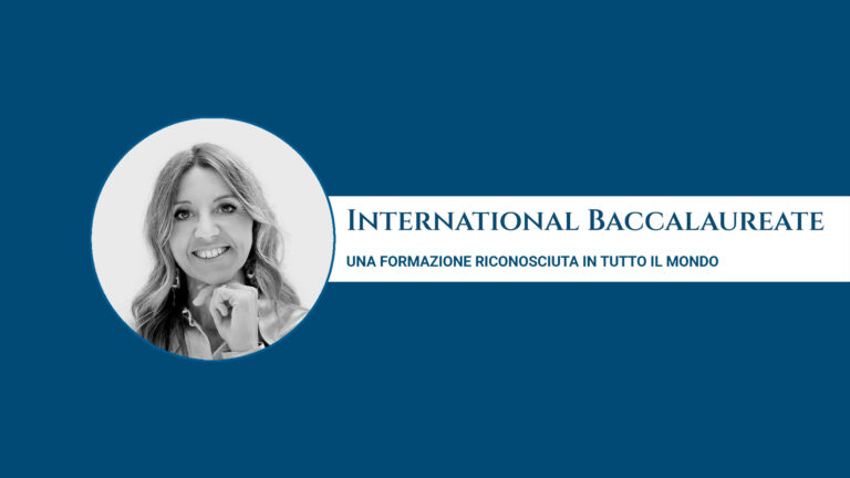 Una donna sorridente in una foto in bianco e nero è accanto al testo "International Baccalaureate" e "Una formazione riconosciuta in tutto il mondo" su uno sfondo blu.