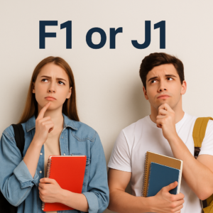 Due studenti, un maschio e una femmina, sono in piedi contro una parete liscia con in mano dei quaderni e lo sguardo pensieroso. Sopra di loro, una grande scritta recita "F1 o J1", alludendo alla scelta tra programma Exchange J1 o programma F1 per un anno scolastico Stati Uniti.