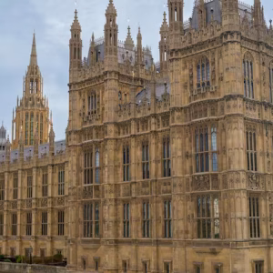 L'immagine mostra l'ornato esterno gotico del Palazzo di Westminster a Londra, catturando l'architettura iconica che gli studenti ammirano quando scelgono di studiare nel Regno Unito con il supporto di Empowering Students e agenzie ammissioni università.
