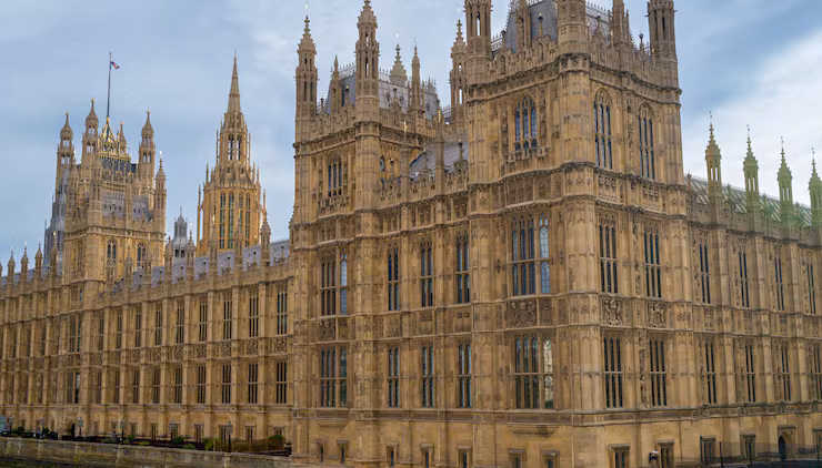 L'immagine mostra l'ornato esterno gotico del Palazzo di Westminster a Londra, catturando l'architettura iconica che gli studenti ammirano quando scelgono di studiare nel Regno Unito con il supporto di Empowering Students e agenzie ammissioni università.