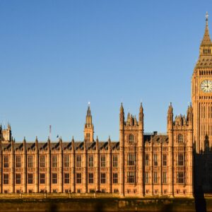 Il Palazzo di Westminster e la torre dell'orologio Big Ben a Londra, immersi nella luce dorata del sole sotto un cielo azzurro e limpido: una vista che ispira chi vuole studiare nel Regno Unito e abbracciare Empowering Students nel suo percorso accademico.