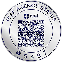 Distintivo rotondo d'argento con la scritta "ICEF Agency Status", un codice QR al centro, il logo ICEF sopra il codice e il numero "#5487" in basso.
